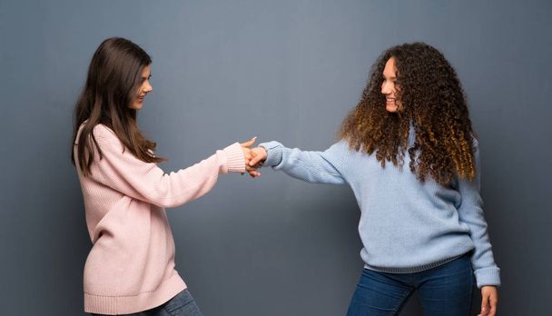 Teenager-Freunde schütteln Hände, um ein gutes Geschäft abzuschließen - Foto, Bild