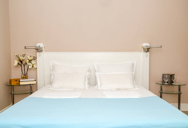 Łóżka, poduszki, pościel, koc - Zdjęcie, obraz