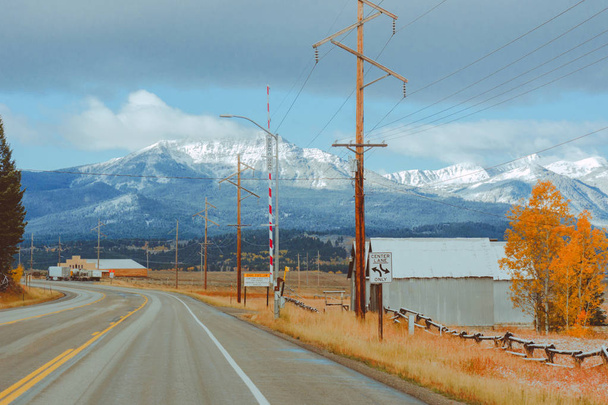 Autunno Highway Scenario in America Occidentale con montagne di neve
 - Foto, immagini