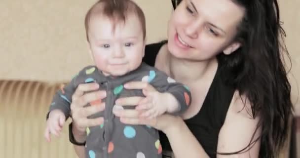 Mom rocks the boy at home - Materiał filmowy, wideo