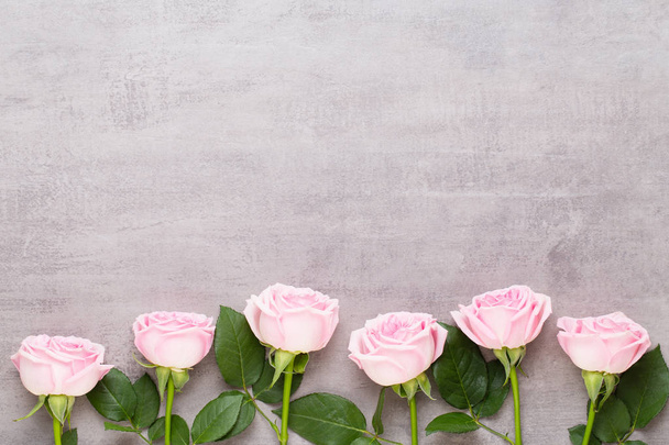 Flowers valentine day composition. Frame made of pink rose on gr - Foto, afbeelding