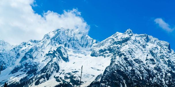 Geniş panoramik kar kaplı dağ tepe ve mavi gökyüzü bulutlu Baisaran Vadisi (Mini İsviçre), Pahalgam, Keşmir, Hindistan - Fotoğraf, Görsel