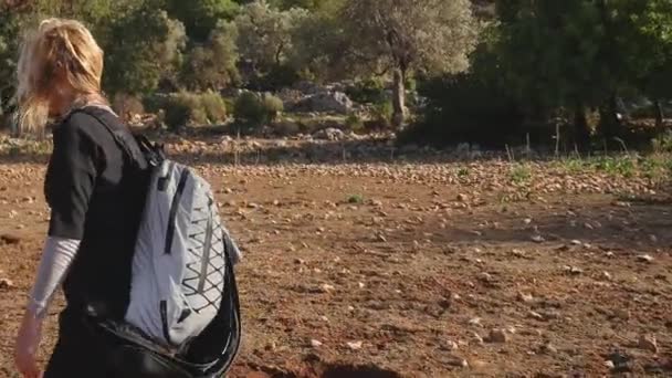 Wanderin mit Rucksack auf dem Gehweg - Filmmaterial, Video