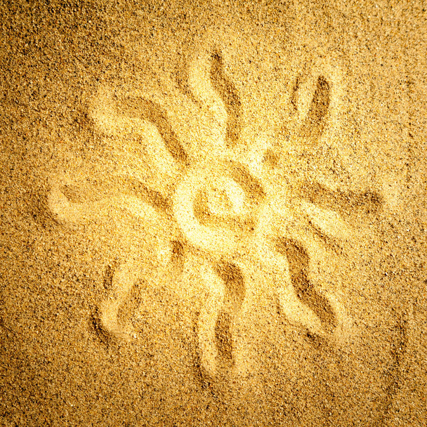 nap, a homokKarácsonyi gömbök és arany mezőben a fehér szőr - Fotó, kép