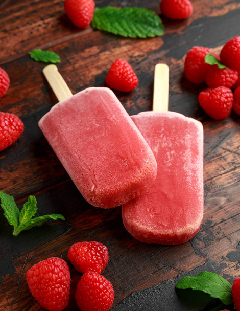 Homemade raspberry popsicles, ice lolly on wooden table. Summer food - Valokuva, kuva