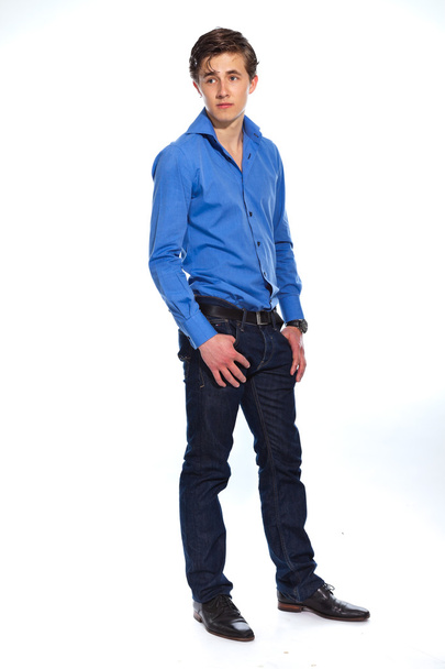 jonge zakenman dragen blauwe shirt en spijkerbroek. geïsoleerd op whi - Foto, afbeelding