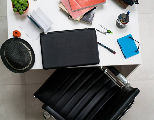 pohled z pracovního prostoru s notebookem a kancelářské vybavení  - Fotografie, Obrázek