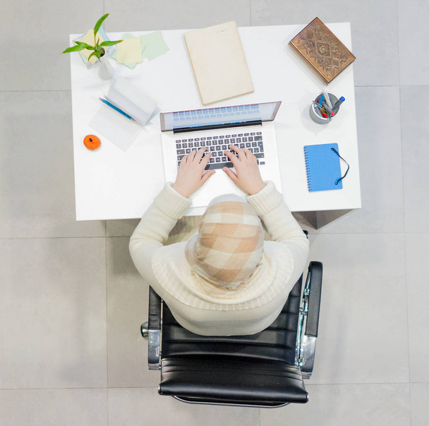 Молодая мусульманка работает на ноутбуке в домашнем офисе
 - Фото, изображение