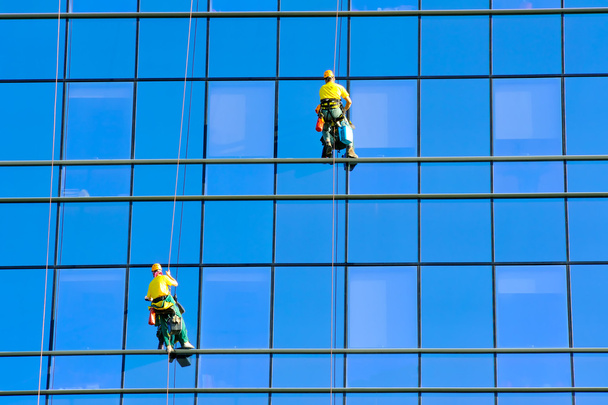 Pesurit pese ikkunat modernin pilvenpiirtäjä
 - Valokuva, kuva