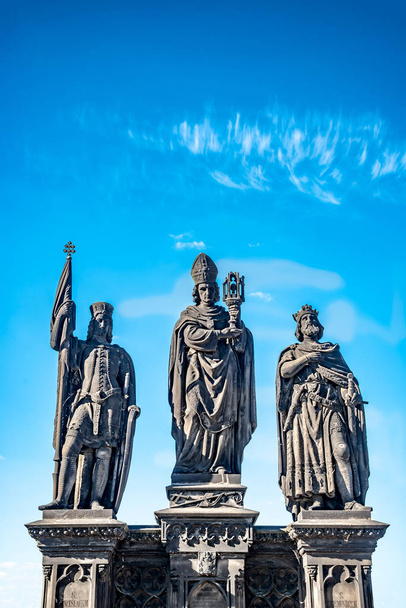 Socha rytíře a kněz u Karlova mostu v Praze, Cz - Fotografie, Obrázek