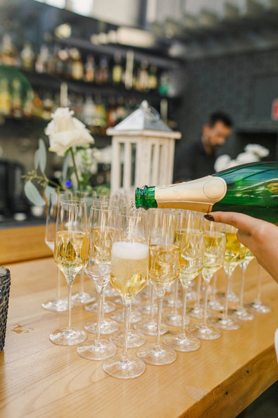 şampanya ile kadın dolum bardakkırPÜritek atış - Fotoğraf, Görsel