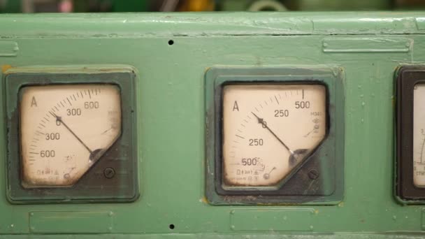 Старый ретро-пыльный измерительный аналоговый амперметр
 - Кадры, видео