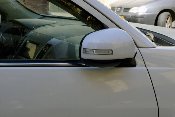 автомобильное боковое зеркало сложенное белое
 - Фото, изображение