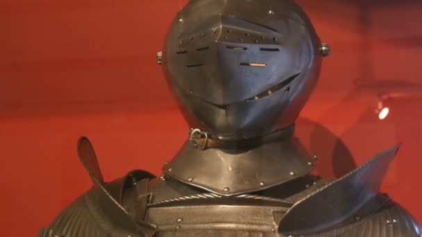 Середньовічна залізна броня лицаря в музейній вітрині крупним планом
. - Кадри, відео