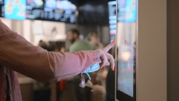 Nő kiválasztása élelmiszer Via önkiszolgáló gép a Fast Food étterem. Emberek használ maga-szolgáltatás érint Szegélyező ideiglenes tákolmány egy megvásárol-ból étel - Felvétel, videó