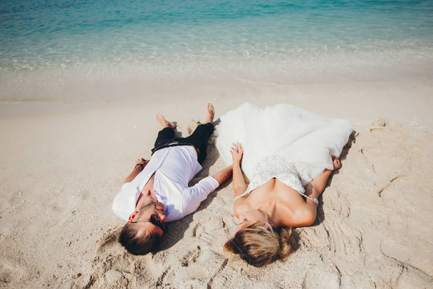brides near the sea - Foto, Bild