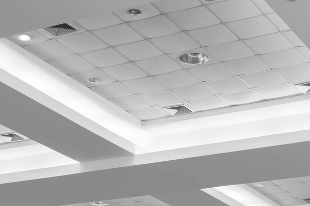 οροφής των επιχειρήσεων εσωτερικό κτίριο γραφείων και φως νέον - Φωτογραφία, εικόνα