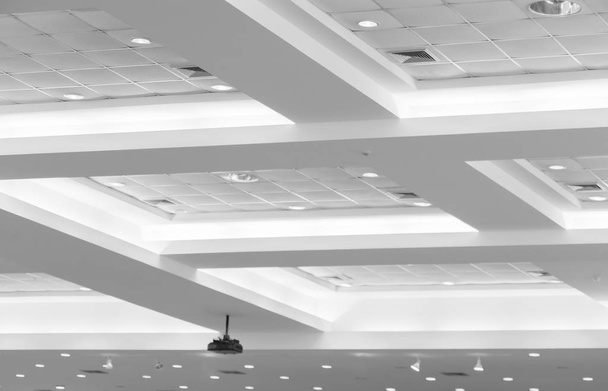 techo de negocio interior edificio de oficinas y neón luz
 - Foto, imagen