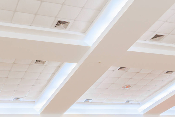 stropní sádrovka budovy interiérů a lehká neonová - Fotografie, Obrázek