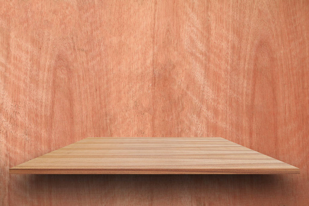 Prateleiras de madeira superior vazias e fundo de parede lenhosa. Para produtos
  - Foto, Imagem