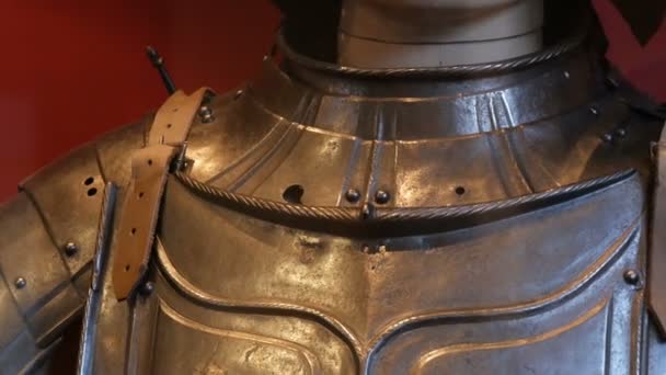 Středověké Železné brnění rytíře v muzejní výkladní skříni zblízka pohled. - Záběry, video