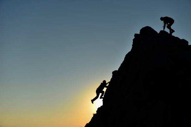 horolezec a horolezec lezec bez vybavení - Fotografie, Obrázek