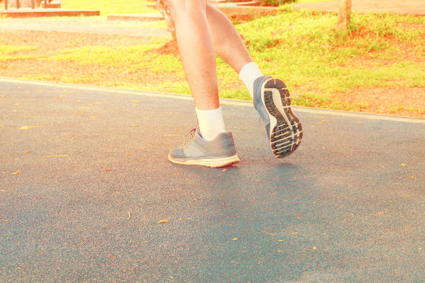 τρέχει πόδια αρσενικό σε δρομέας τρέξιμο άσκηση με παλιά παπούτσια  - Φωτογραφία, εικόνα