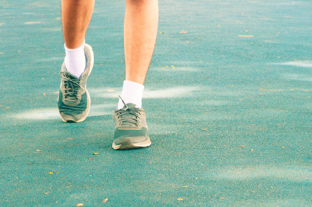 juoksu jalat uros juoksija lenkkeily käyttää vanhoja kenkiä
  - Valokuva, kuva