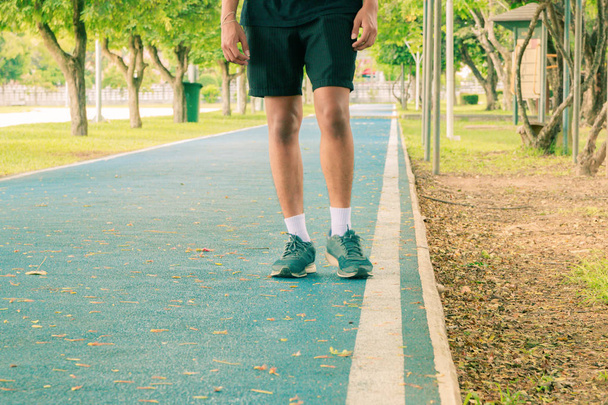 Eski ayakkabılar ile Runner jogging egzersiz ayak erkek çalışan  - Fotoğraf, Görsel
