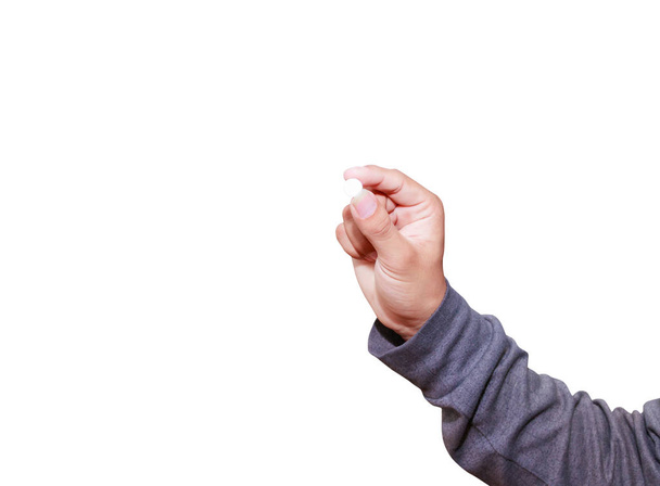 χάπια στο χέρι αρσενικό απομονώνονται σε λευκό φόντο και διαδρομή αποκοπής - Φωτογραφία, εικόνα