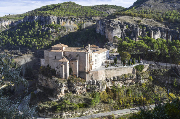 Μεσαιωνικό μοναστήρι πάνω σε ένα λόφο ανάμεσα στα βράχια στην Ισπανία. - Φωτογραφία, εικόνα