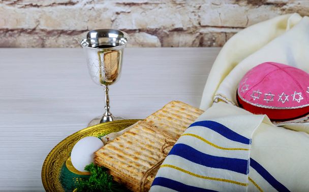 Пасхальний фон окуляри вина і мацо єврейський святковий хліб над дерев'яною дошкою
. - Фото, зображення