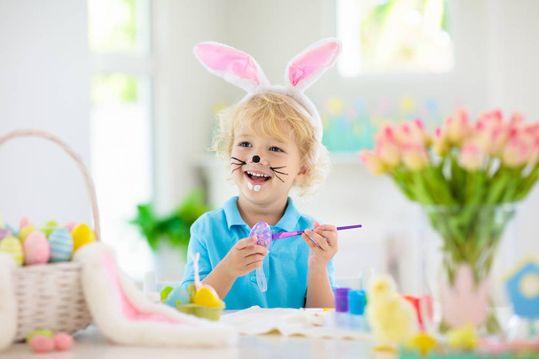 Kids on Easter egg hunt. Children dye eggs.  - Foto, Bild