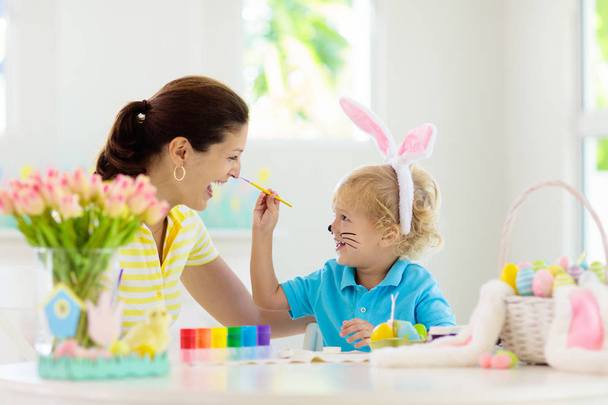 Madre e hijos, la familia para colorear huevos de Pascua
.  - Foto, Imagen