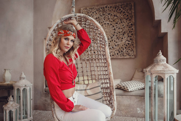 Όμορφη σέξι γυναίκα ξανθιά μαλλιά ανατολικό στυλ αραβικό Μαρόκο έπιπλα αίγλη μοντέλο ποζάρουν ρούχα μόδας - Φωτογραφία, εικόνα