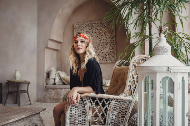 Gyönyörű szexi nő szőke haj keleti stílusú Arab Marokkó bútor Glamour modell jelentenek divat ruhák - Fotó, kép