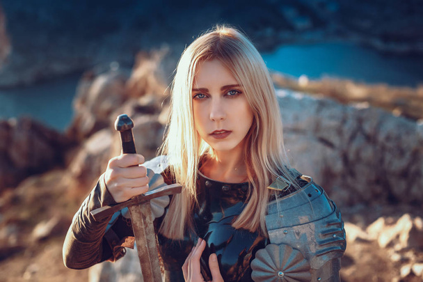 剣で攻撃するかわいい女戦士 - 写真・画像