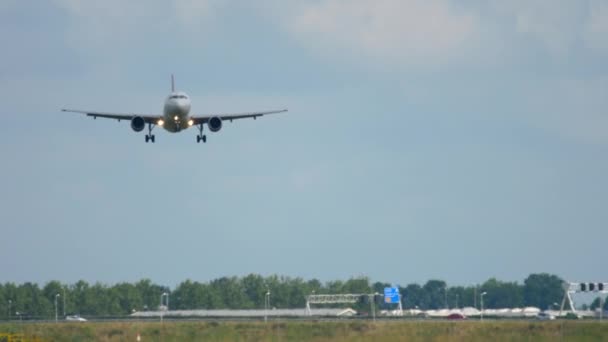 Vliegtuig aanpak voor de landing in Amsterdam - Video
