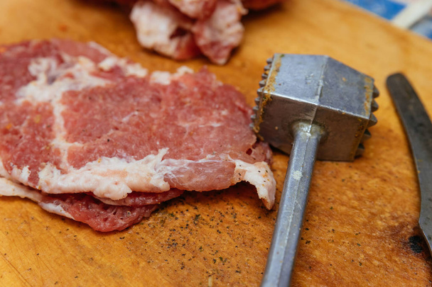 Martillo para carne y carne cruda preparado
 - Foto, imagen