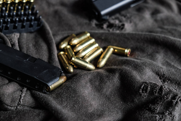 fmj 9mm automatische Pistole ballistisch auf Stoffhintergrund - Foto, Bild