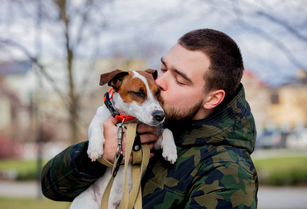 Genç adam Jack Russell Terrier ile onun köpek, - Fotoğraf, Görsel