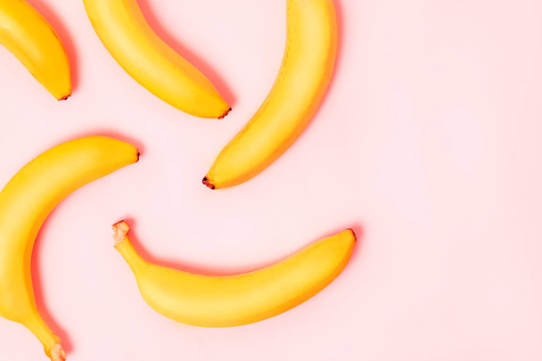 Top näkymä keltainen, kypsä banaanit
 - Valokuva, kuva