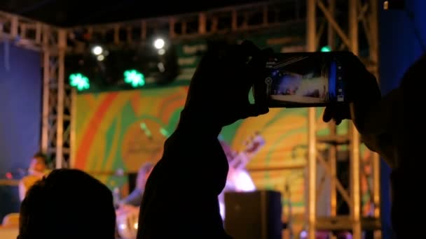 Manos silueta grabación de vídeo de concierto de música en vivo con smartphone - Imágenes, Vídeo