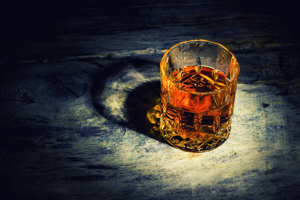 whiskey with ice cubes on wooden background - Foto, Bild