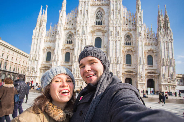 Viajar, fotografiar y concepto de personas - Pareja feliz tomando autorretrato en Milano en la plaza Duomo
 - Foto, Imagen