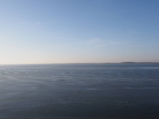 Paisagem de reservatório desolada congelada na cidade européia de Goczalkowice, na Polônia, em fevereiro
 - Foto, Imagem