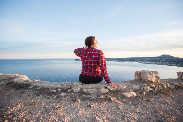 Путешествия, приключения и концепция природы - Женщины-туристы, сидящие в одиночестве на горе
 - Фото, изображение
