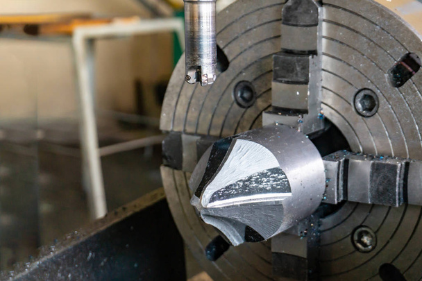A fabricação de um cortador de dedo para uma máquina de corte de engrenagens, a preparação da ferramenta de corte em engenharia mecânica
. - Foto, Imagem