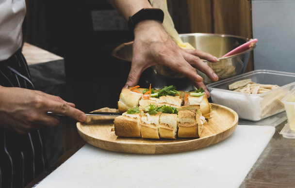 Chef bereitet Sandwich in der Küche, leckeres Sandwich mit v - Foto, Bild