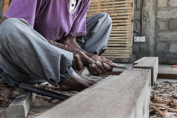 Zbliżenie na rękach Ostrzegaj stolarzowi pracującemu w sklepie tradycyjnym stolarskie ręczne w kraju trzeciego świata. - Zdjęcie, obraz